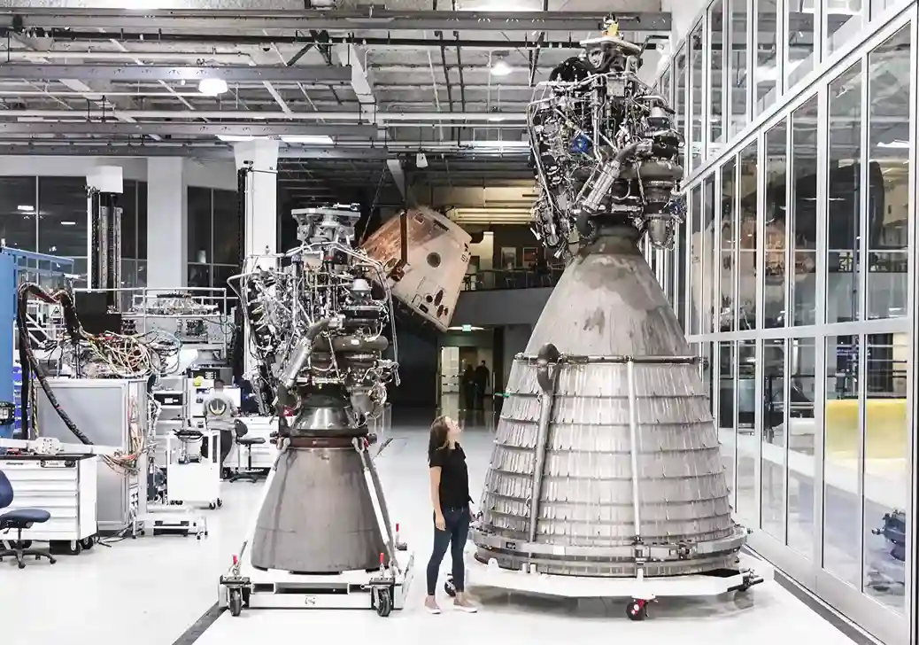 Raptor Vacuum and Sea level Raptor engine with a human for scale